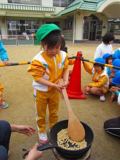 ゆり（4歳児クラス）　豆を煎る子どもたち