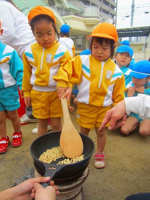 みかん（3歳児クラス）　豆を煎る子どもたち