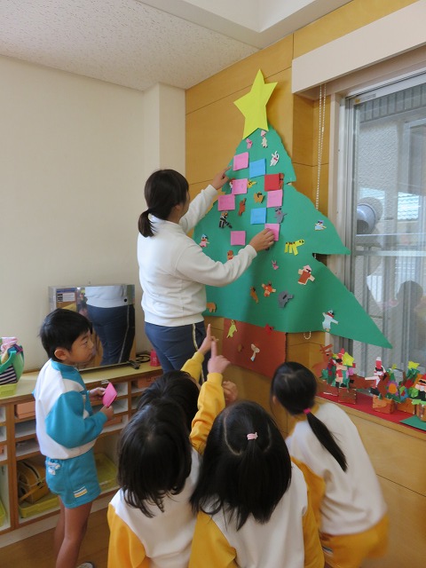 サンタクロースさんのお手紙を飾る子どもたち　　ゆり（4歳児クラス）