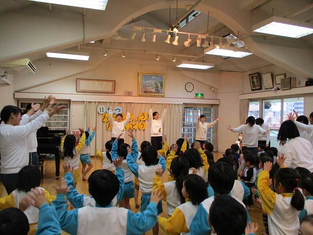 実習の先生と「ボヨヨン行進曲」を踊りました。