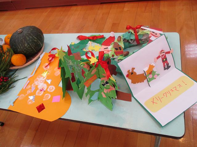各クラスのクリスマスの飾りを紹介しました。 ブーツにツリー、リースにカード… いろいろな材料を使い、工夫して作りました。