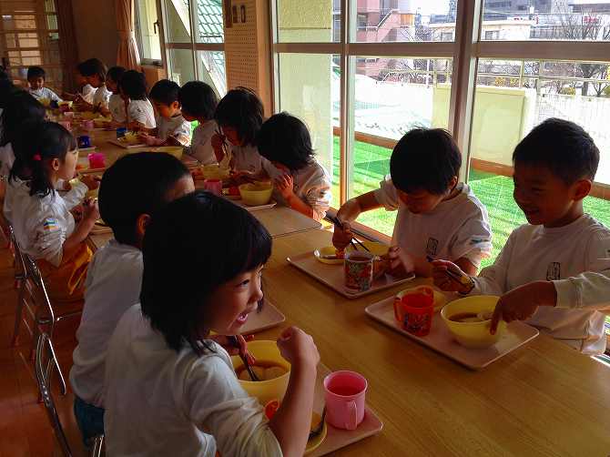 みかん組（3歳児クラス）、ゆり組（4歳児クラス）、あじさい組（5歳児クラス）　の子どもたちは遊戯室で会食会に参加しました。