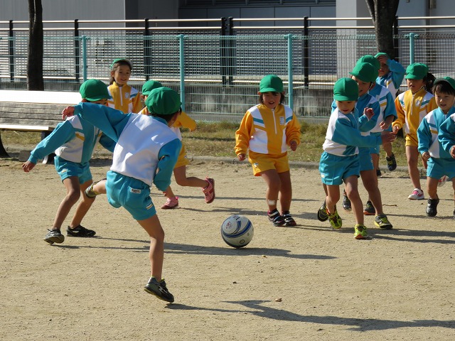 近くの公園でみかん・ゆり（３・４歳児クラス）の子どもたちが思いっきりサッカーを楽しみました