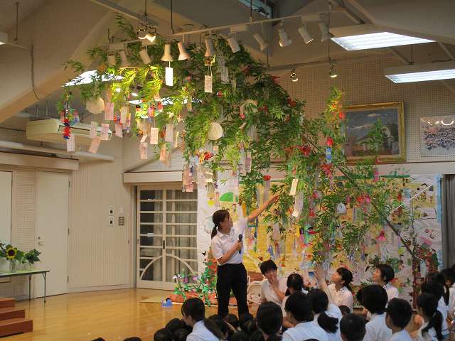 子どもたちが作った七夕飾りを飾りました。 「大きくなったらお花屋さんになりたいな」 「縄跳びがたくさん跳べますように」 などみんなのお願い事が叶うといいですね！