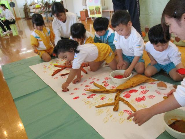 保育園でとれたさつまいもとジャガイモの断面を彫刻刀で葉っぱの葉脈のように削って、スタンピングをしたよ！ 3歳児（みかん組）・４歳児（ゆり組）の誕生児が赤や黄色のきれいな葉っぱをたくさん作ってくれました。